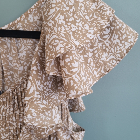 Floral Ruffle Sleeve Top - NWT - Picture 6 of 7